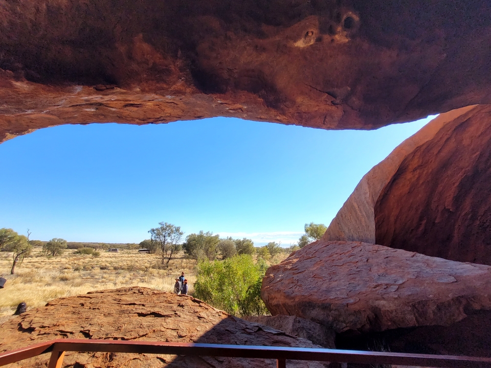 Formation rocheuse semblable à une grotte surplombant un paysage.