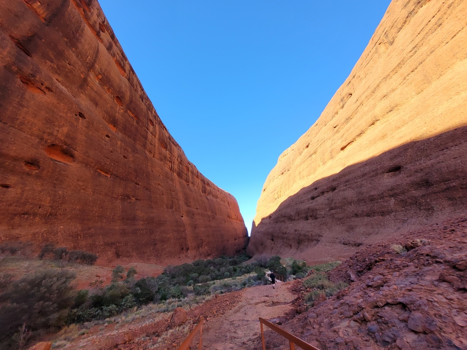 D'énormes formations rocheuses rouges sous un ciel dégagé.