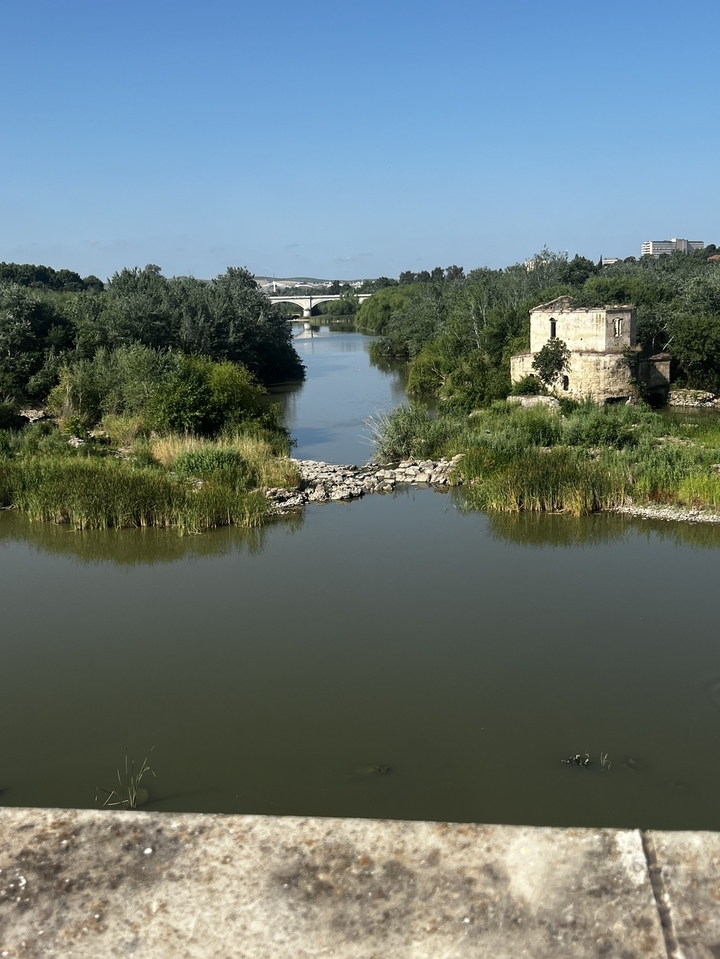 Vieux bâtiment au centre d'une rivière.