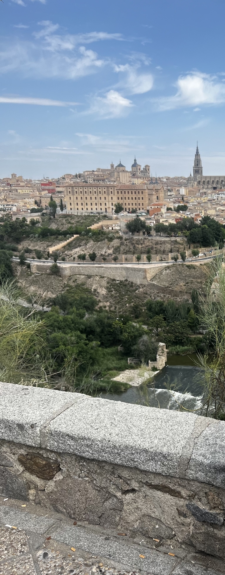 Paysage aride avec des collines en terrasses.