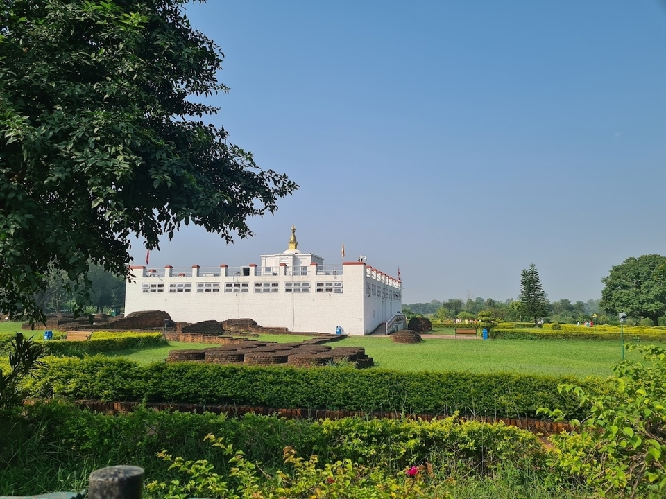Le temple de Mayadevi à Lumbini entouré de verdure sous un ciel bleu.