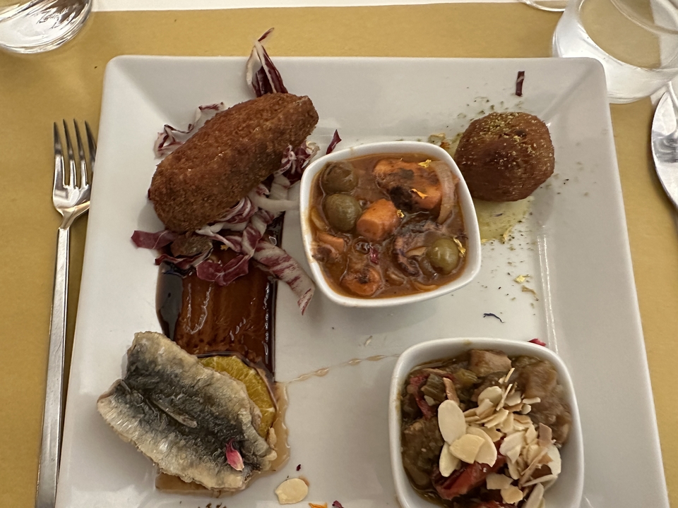 Des plats gastronomiques dressés avec divers éléments culinaires.