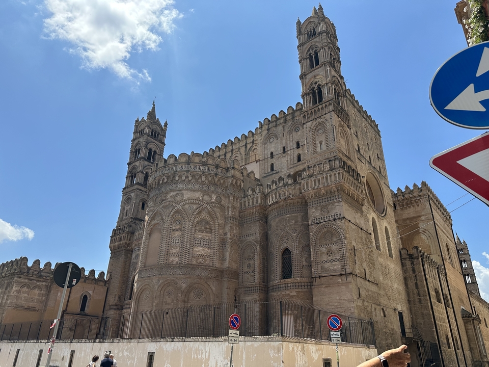 Vue époustouflante de la Cattedrale di Palermo sous un ciel bleu clair.
