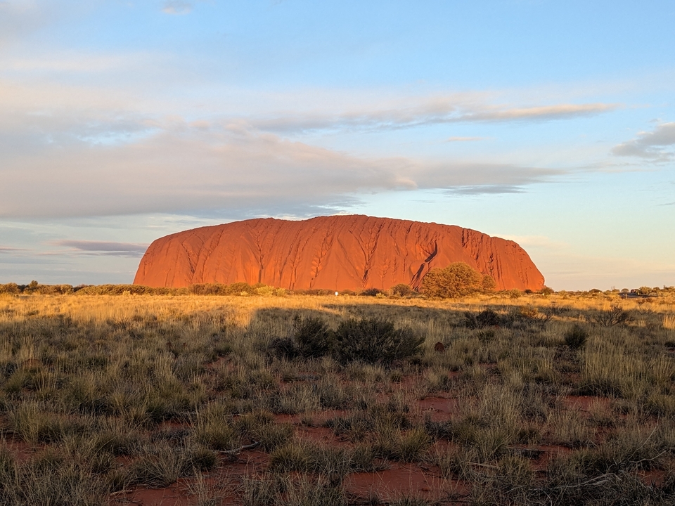Formación rocosa de Uluru durante el atardecer