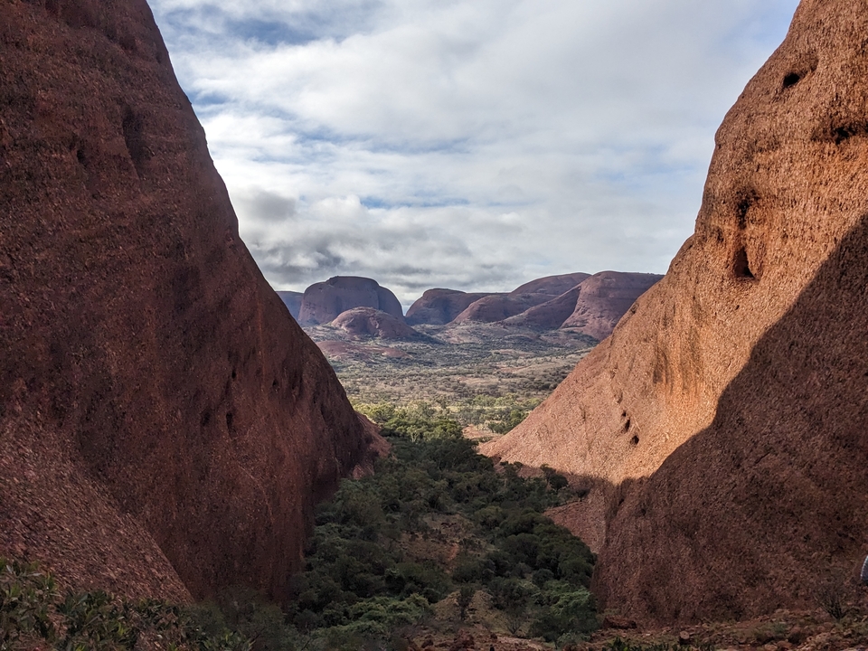 Kata Tjuta desde una vista del valle