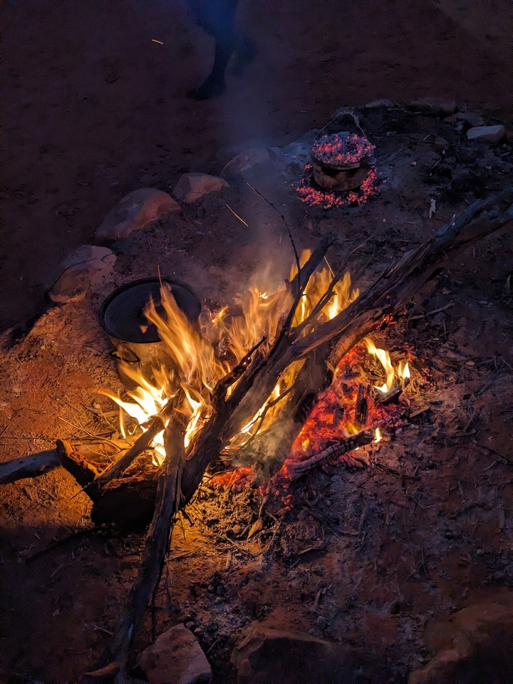 Fogata con una olla cocinando