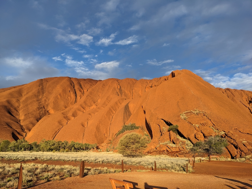 Formación rocosa de Uluru a la luz del día