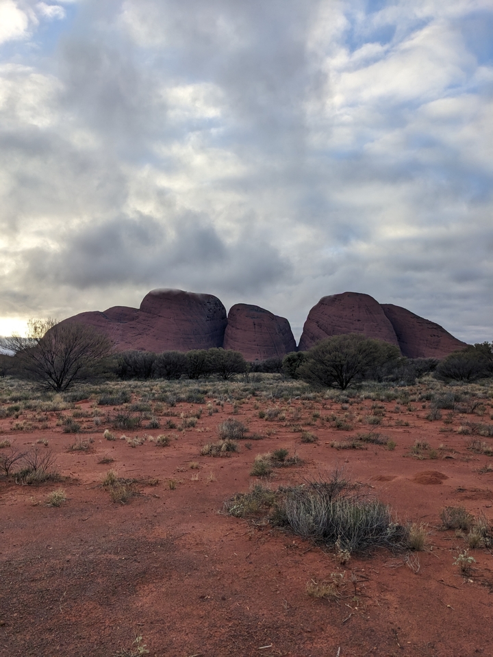 Kata Tjuta mountain range translates to:
**Cordillera de Kata Tjuta**
or
**Sierra de Kata Tjuta**
Note: "Kata Tjuta" (also known as "The Olgas") is a proper name in the Pitjantjatjara language referring to the rock formation in Australia, so the name itself remains unchanged in the translation. Only "mountain range" is translated to either "cordillera" or "sierra" in Spanish.