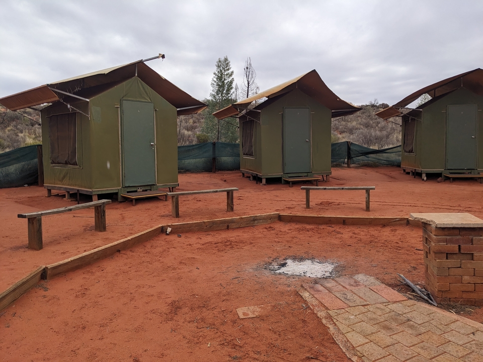 Campamento con pequeñas cabañas