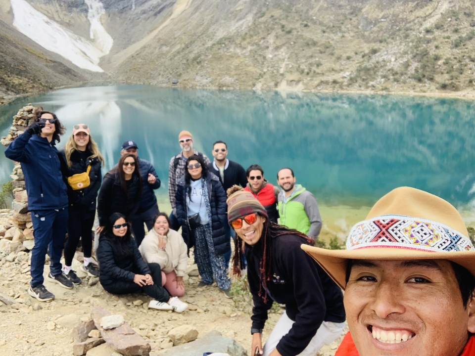 Photo de groupe au bord d'un lac de montagne
