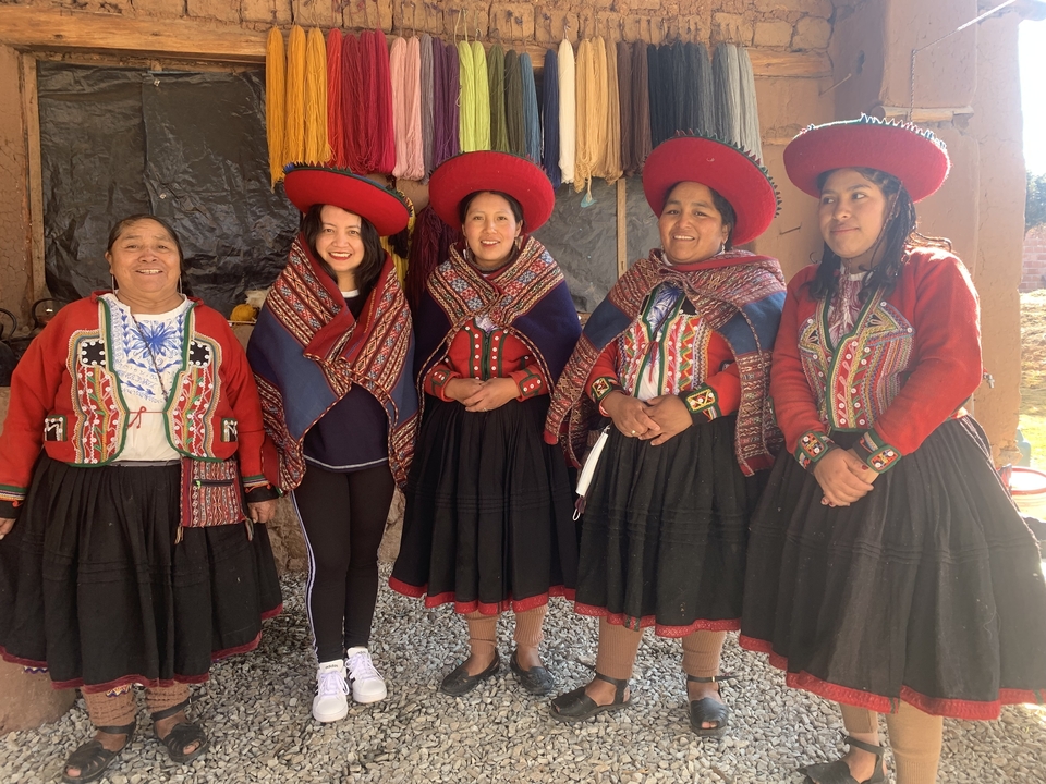 Femmes en vêtements traditionnels péruviens