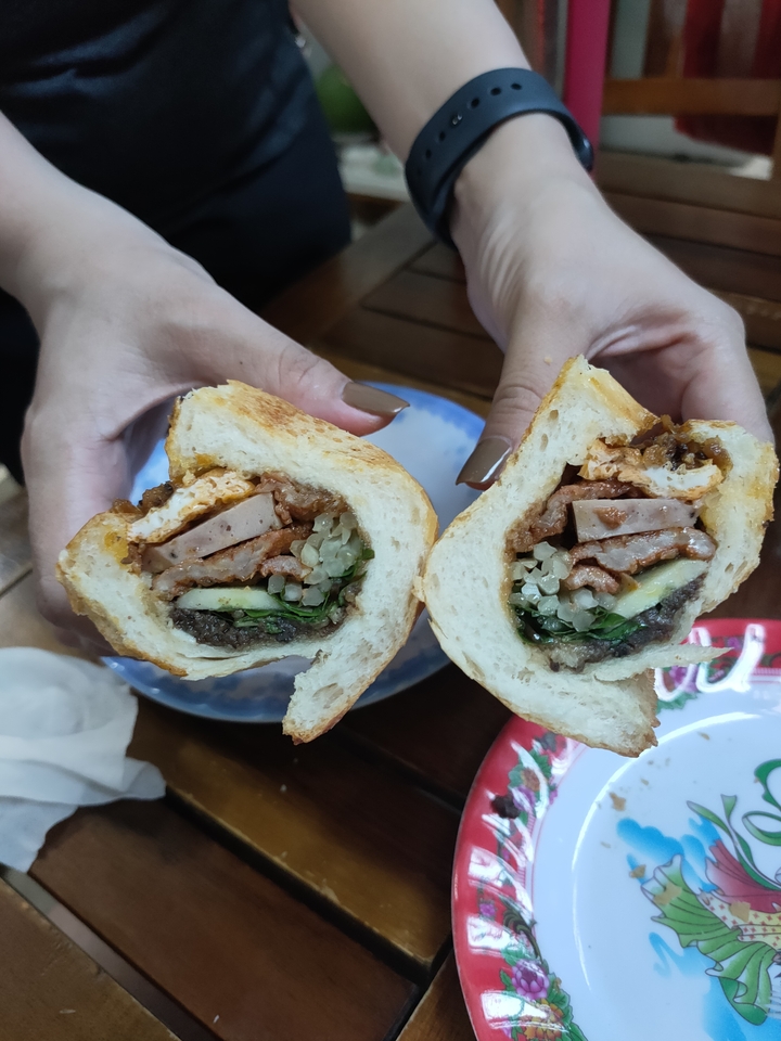 Vue en coupe transversale d'un sandwich avec diverses garnitures.