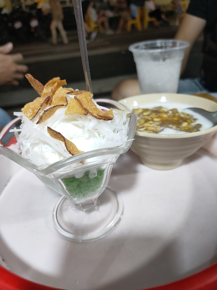 Desserts dans un verre et un bol avec des flocons de coco et des haricots.