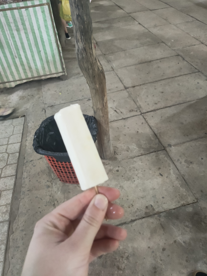 Gros plan d'un aliment non identifiable sur un bâton.