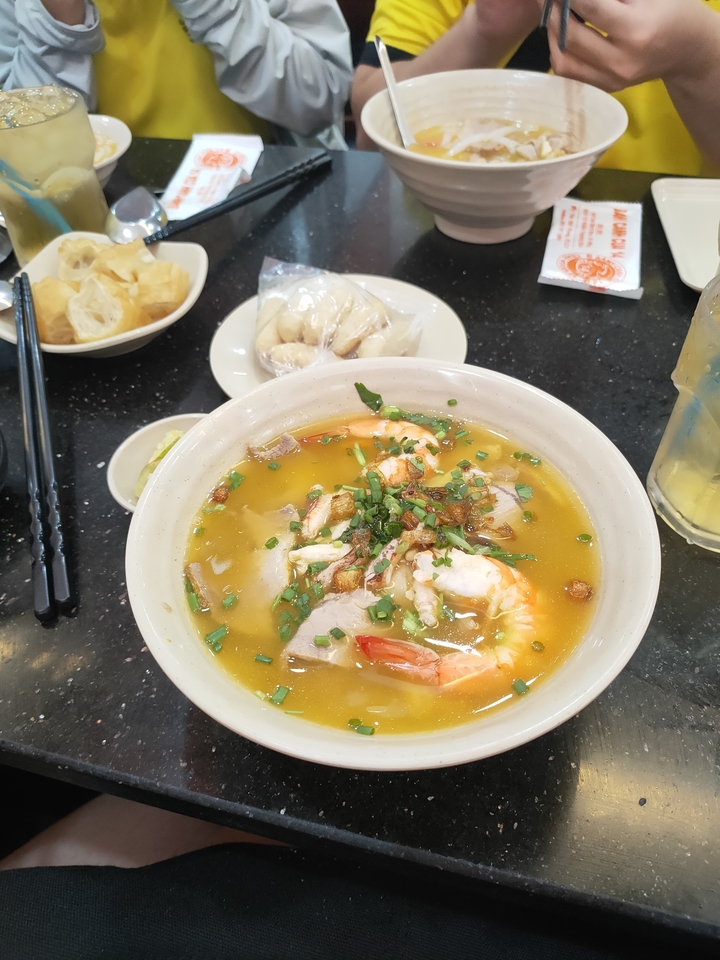 Bol de soupe de nouilles vietnamienne aux crevettes et aux herbes.