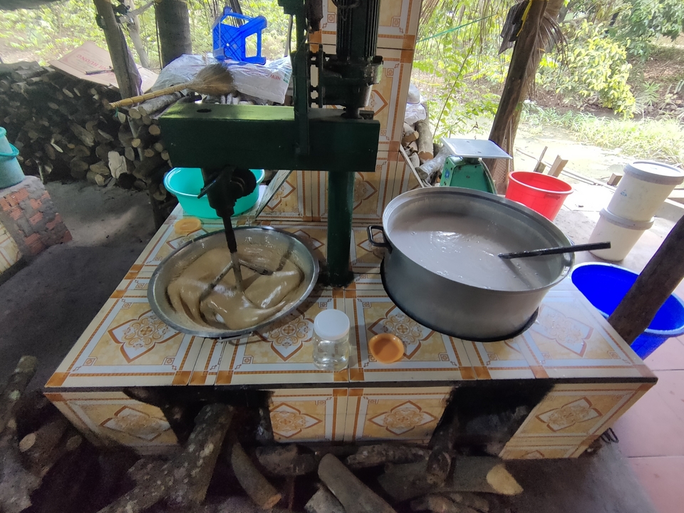 Gros plan d'outils de préparation alimentaire dans un atelier.