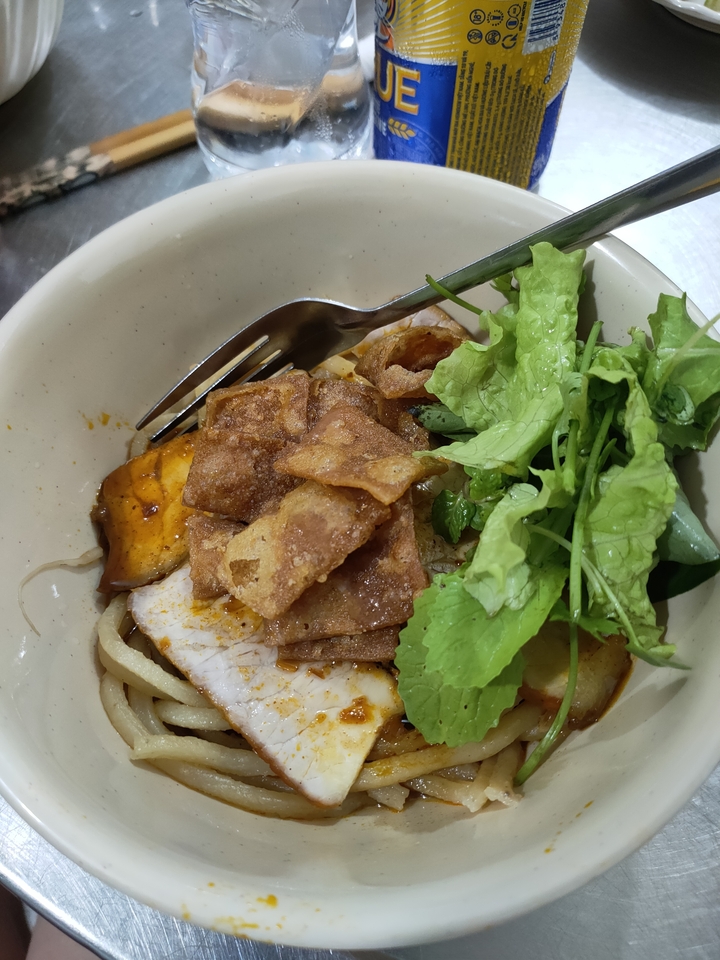Bol de nouilles avec des légumes frais et des garnitures croustillantes.