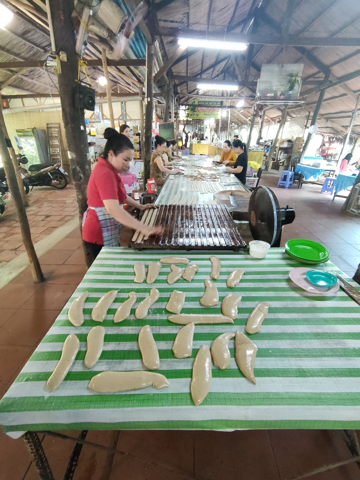 Des personnes qui préparent de la nourriture traditionnelle dans un atelier.