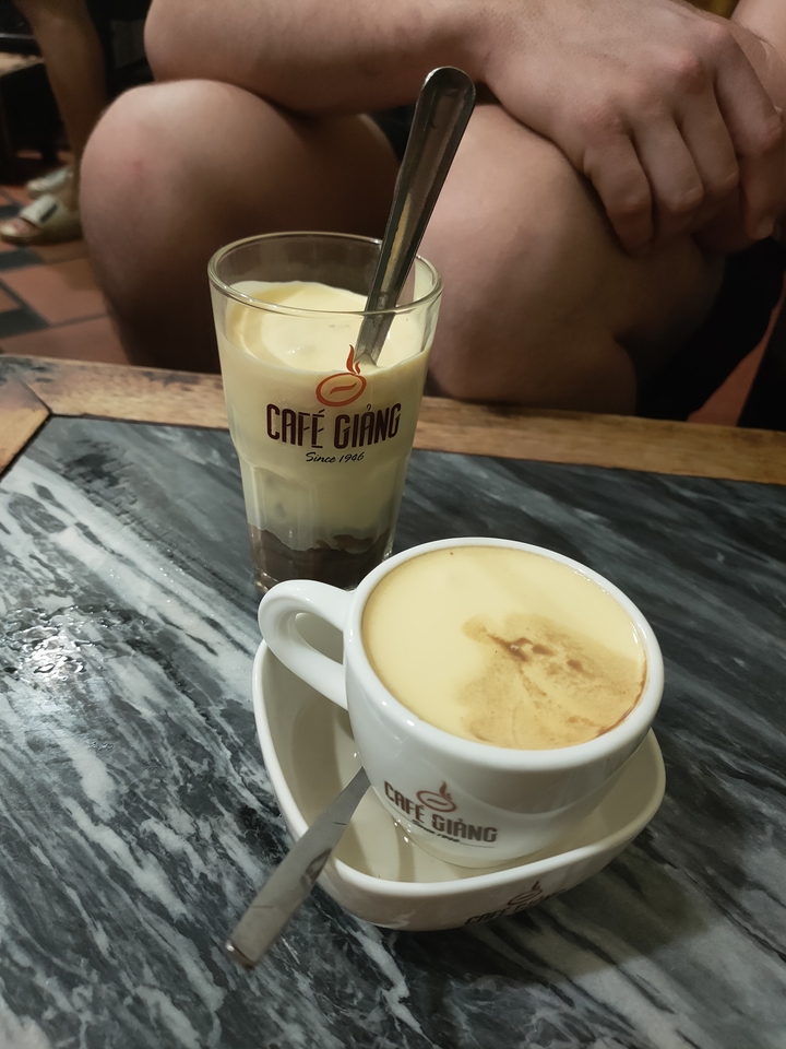 Café aux œufs et boisson glacée avec marquage sur le verre.