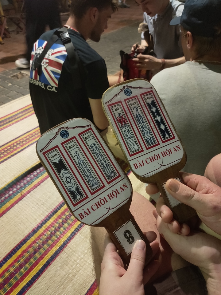 Deux personnes tenant des objets décoratifs liés à Hoi An.