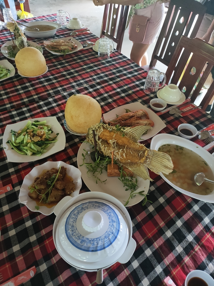 Plats de fruits de mer assortis sur une table avec une nappe à carreaux.