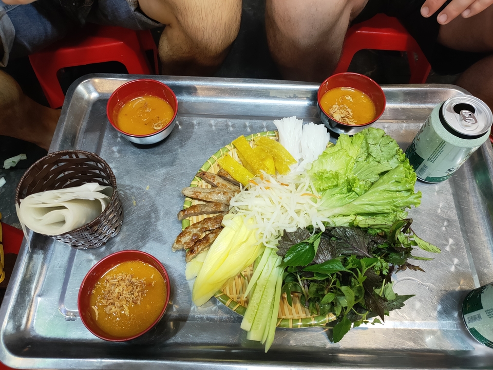 Plateau vietnamien avec légumes, nouilles et sauces.