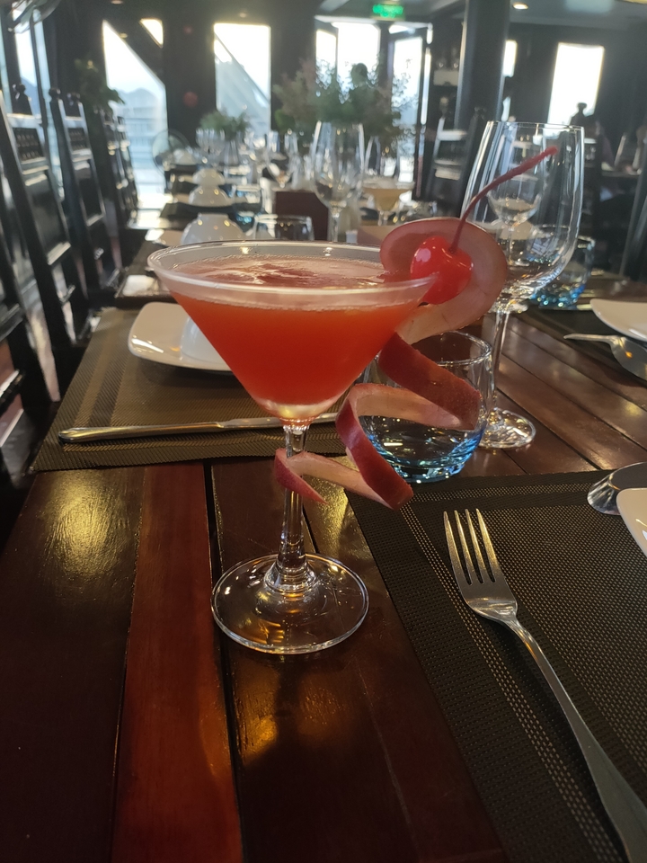 Cocktail coloré sur une table en bois avec des décorations.