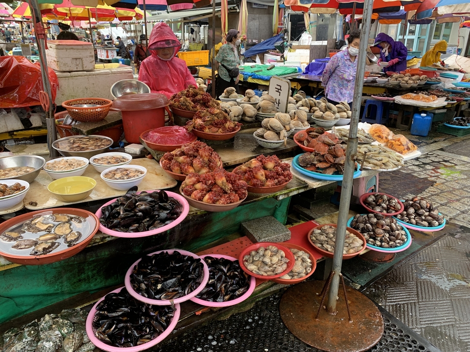 Étal de marché avec une variété de fruits de mer exposés.