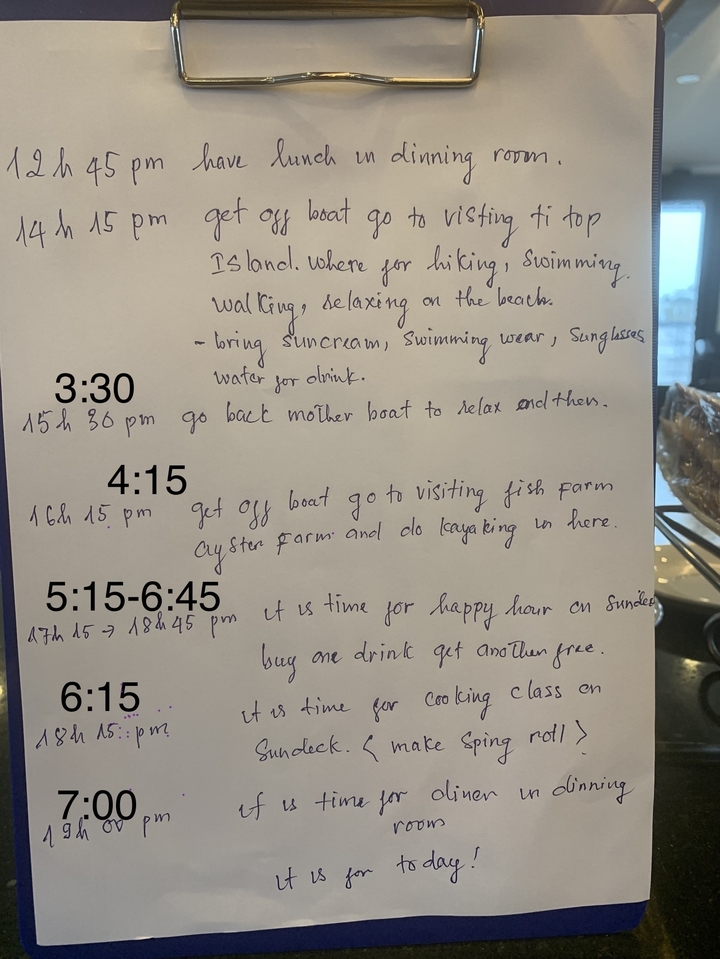 Un itinéraire manuscrit avec les horaires et les activités.