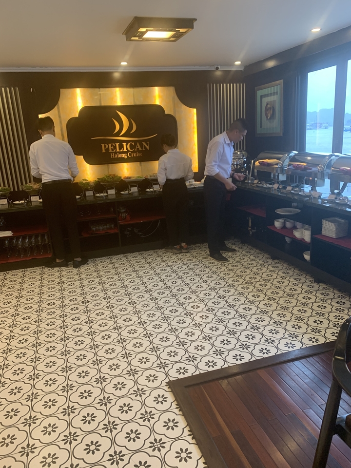 Installation de buffet avec des personnes qui servent de la nourriture dans un restaurant.