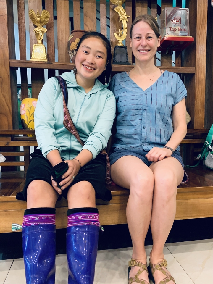 Deux personnes assises l'une à côté de l'autre sur un banc en bois.