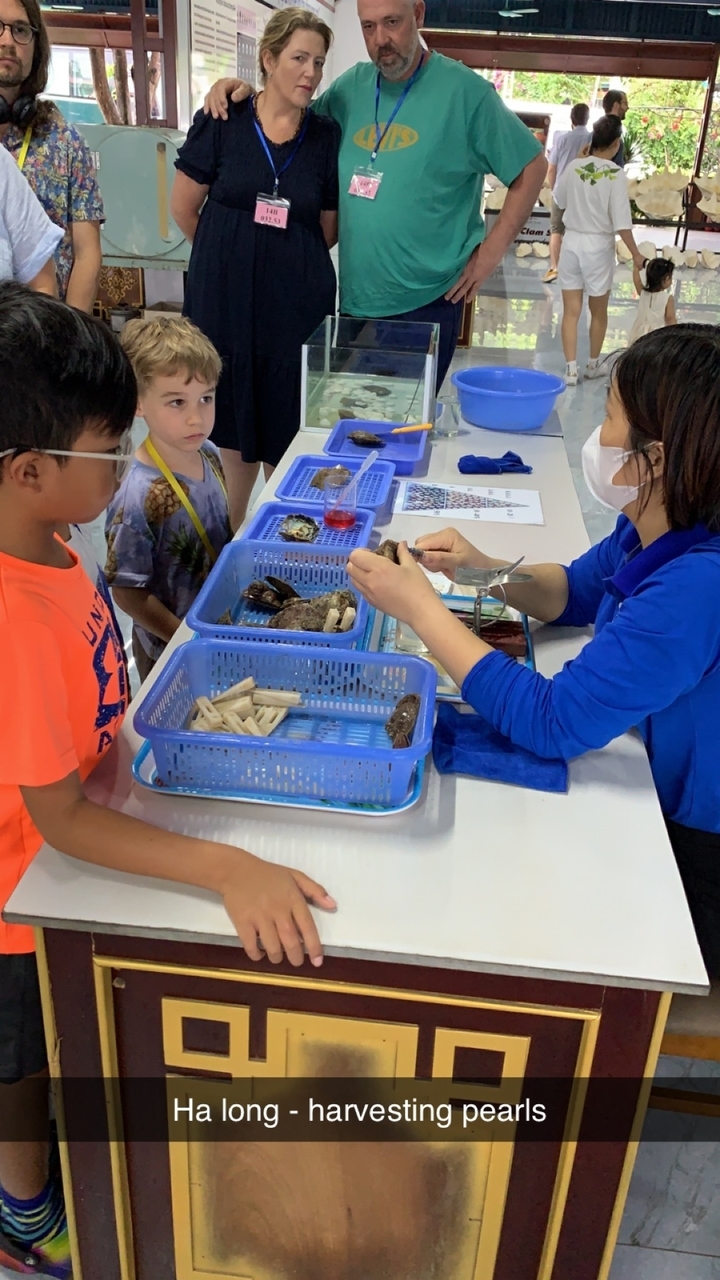 Des personnes travaillant avec des coquillages et des fruits de mer à l'intérieur.