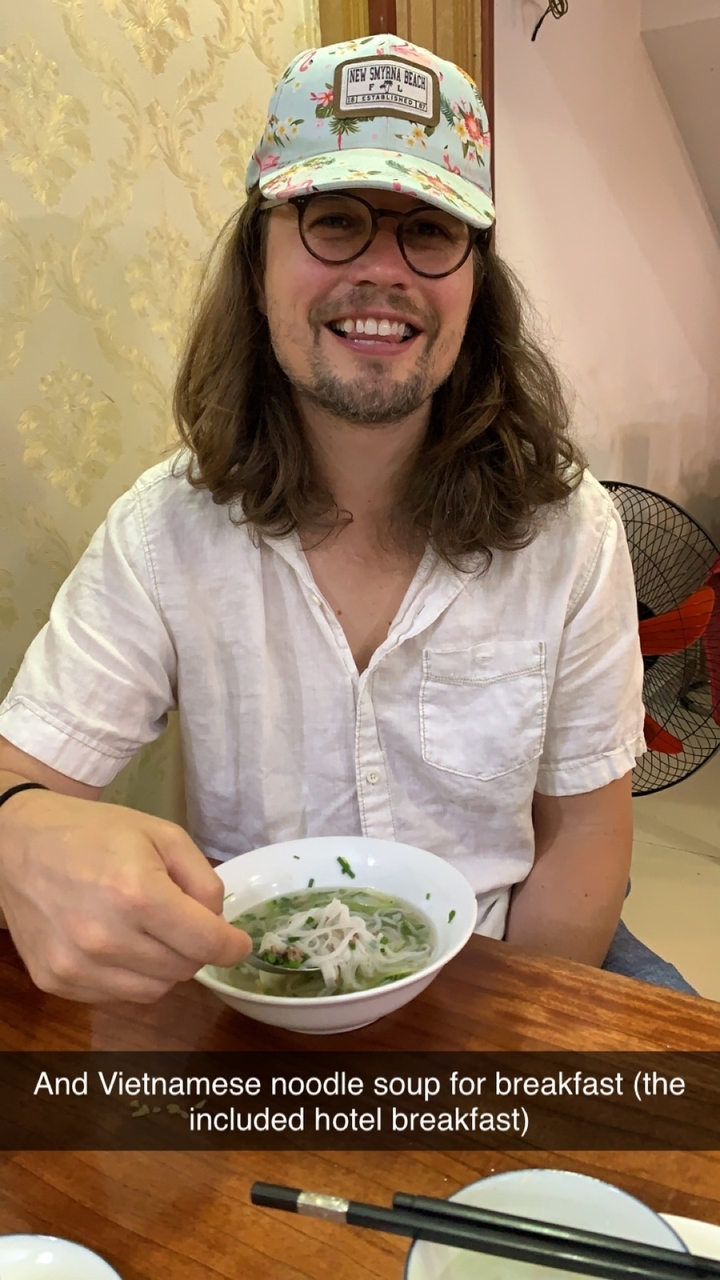 Une personne assise à l'intérieur, partiellement visible.