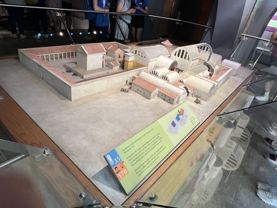 Maquette d'un bâtiment historique exposée dans un musée.