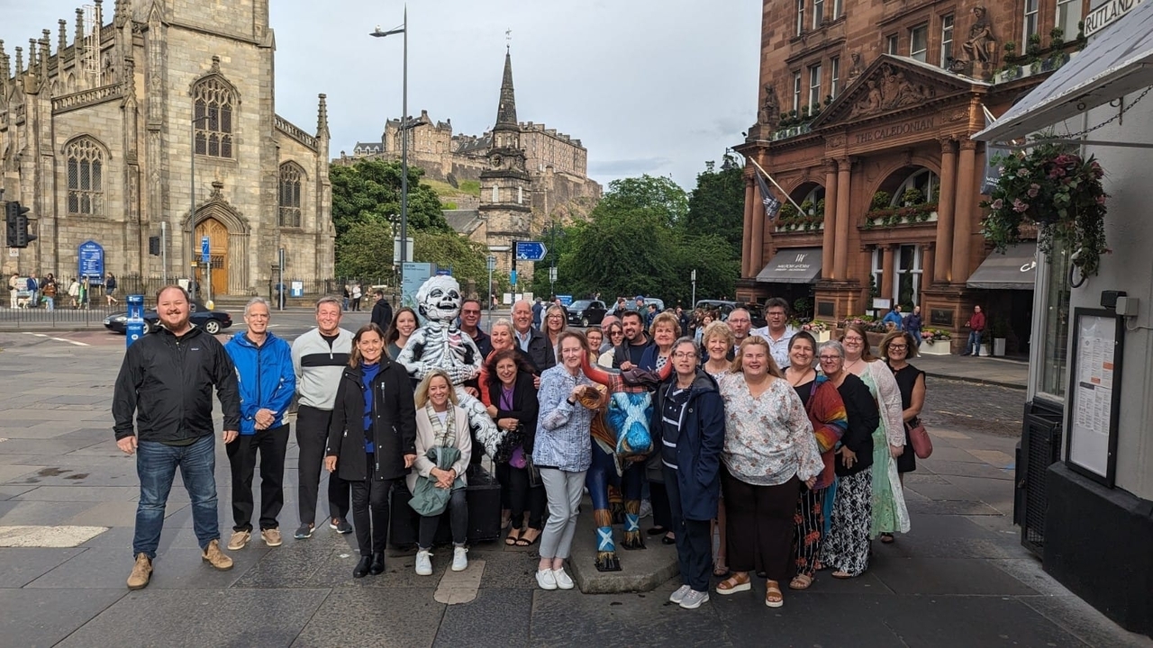 Photo de groupe de touristes dans une rue animée de la ville.