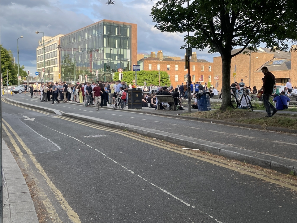 Foule dans une rue de ville en plein air profitant d'un événement.