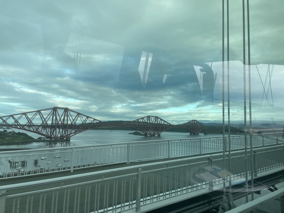 Vue panoramique du Forth Bridge traversant une rivière.