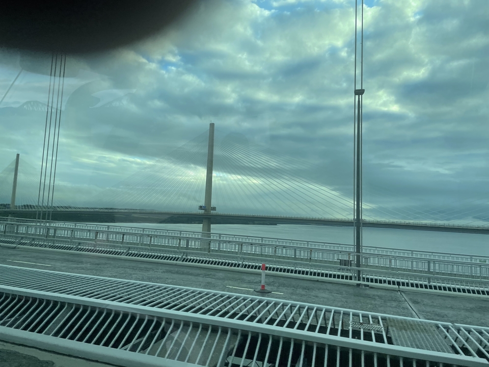 Pont à haubans avec vue sur les nuages et l'eau.