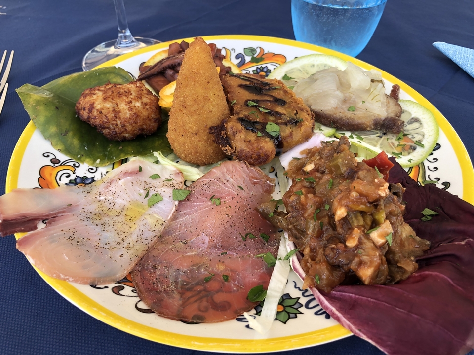 Une assiette colorée d'amuse-bouches variés et de charcuterie tranchée.