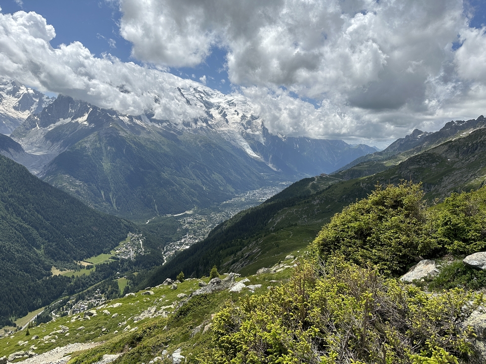 Une vaste chaîne de montagnes avec des vallées remplies de verdure.