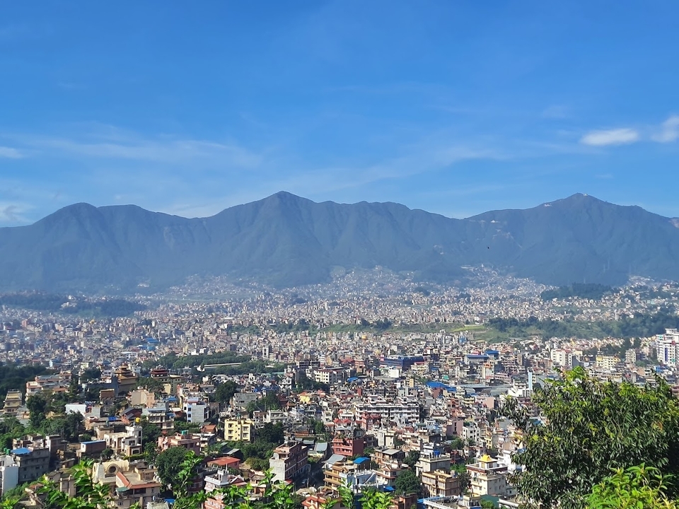 Vue panoramique de Katmandou avec les montagnes au loin.
