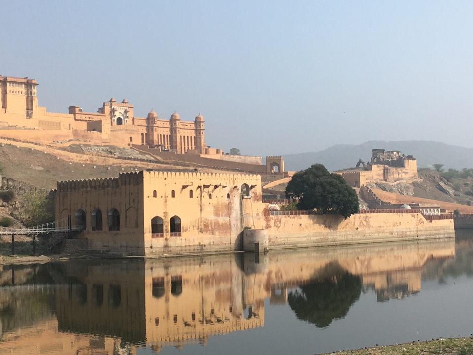 Fort d'Amber se reflétant sur un plan d'eau.