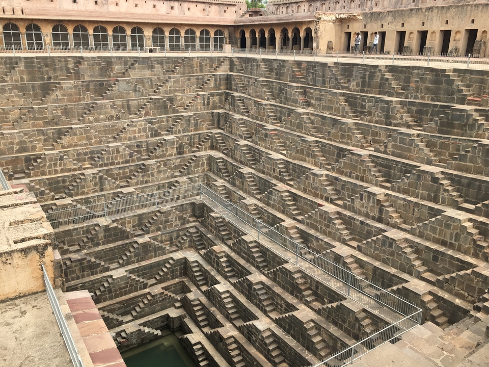 Grande structure de puits à degrés complexe avec des niveaux descendants.