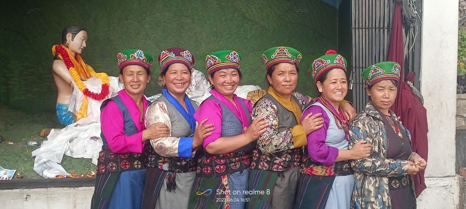 Un groupe de femmes en vêtements traditionnels avec un filigrane.