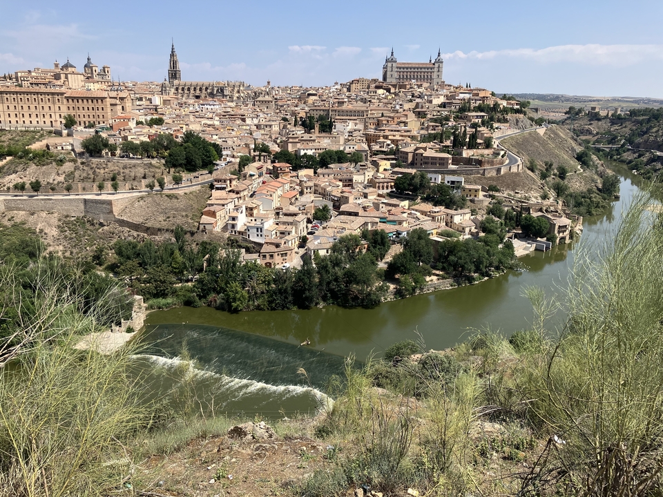 Vue aérienne d'une ville traversée par une rivière.