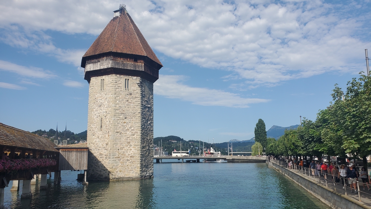 Tour d'eau historique et pont au-dessus d'une rivière.