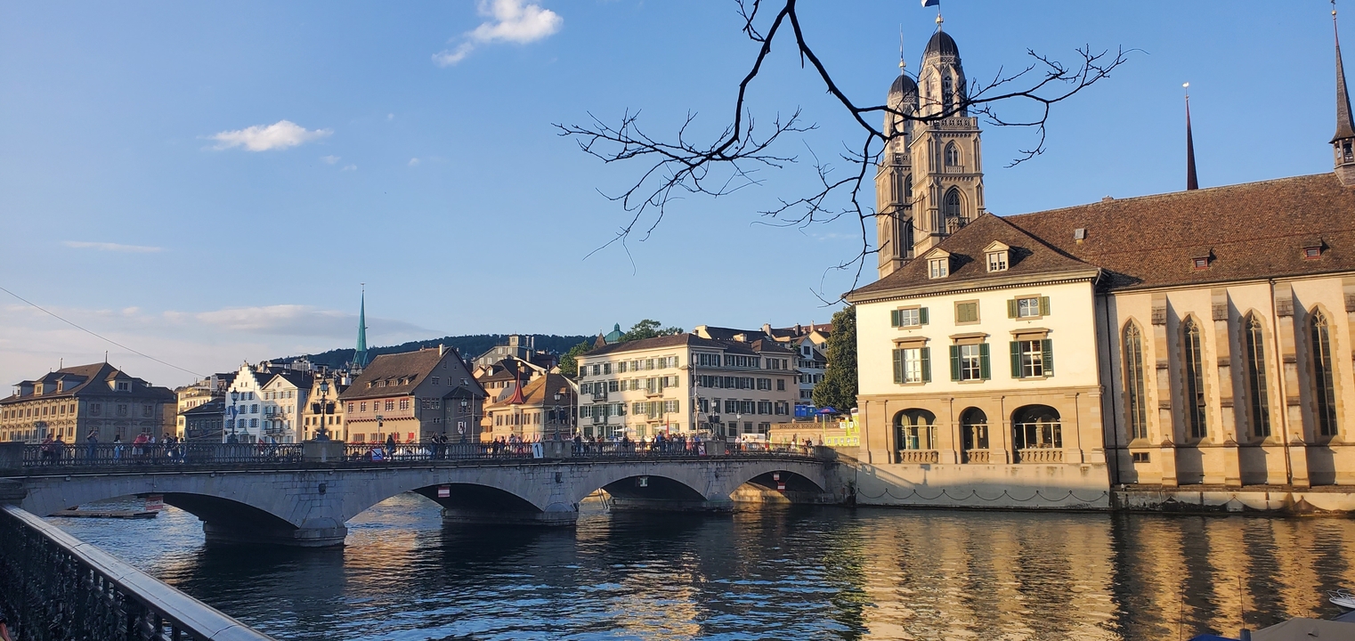 Paysage urbain historique avec une rivière et un pont.