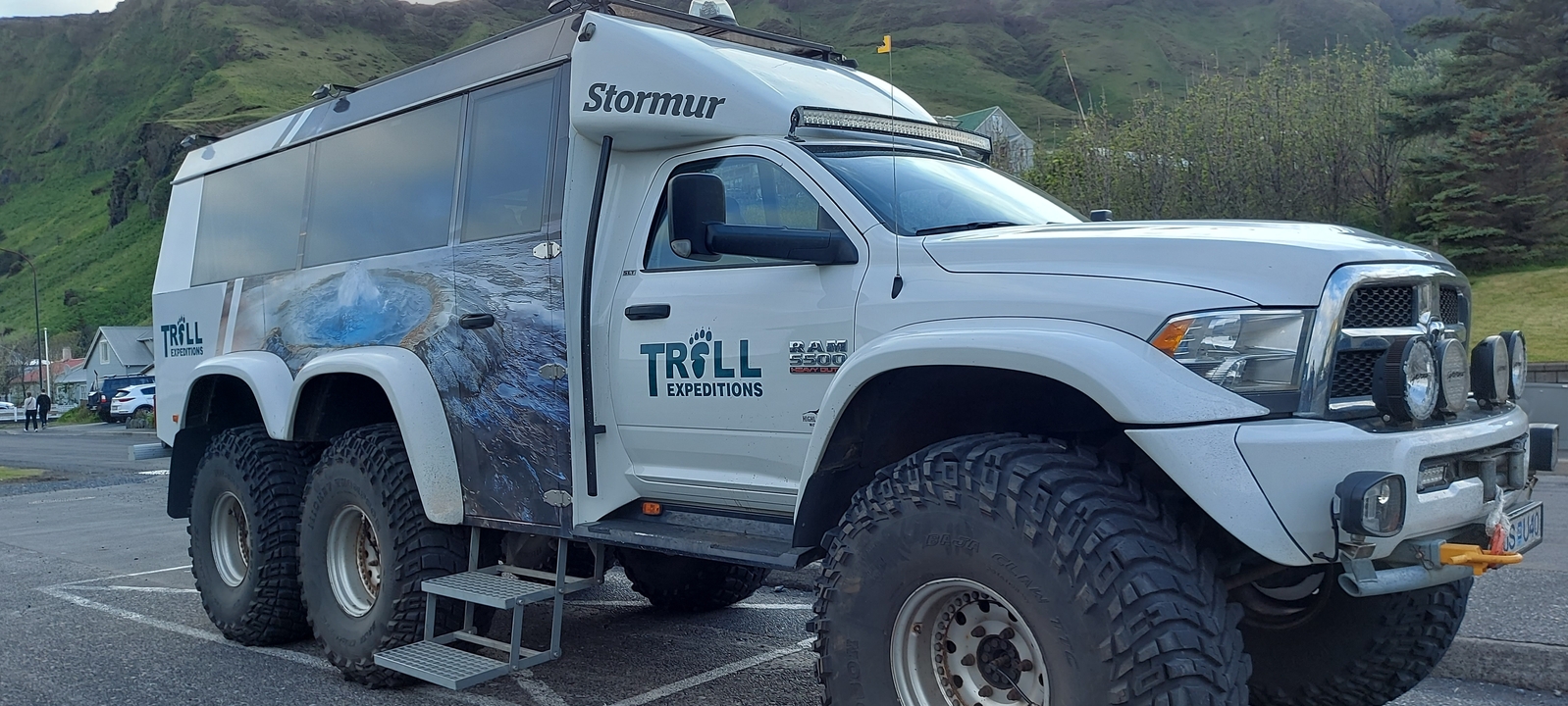 Un véhicule d'expédition robuste portant l'inscription « Stormur ».
