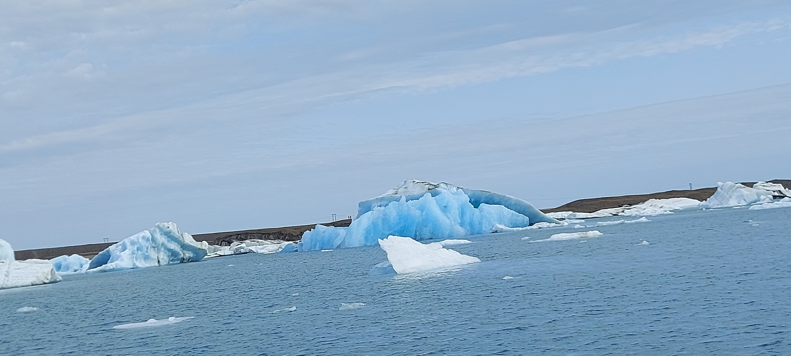 Icebergs flottant dans un lagon serein.