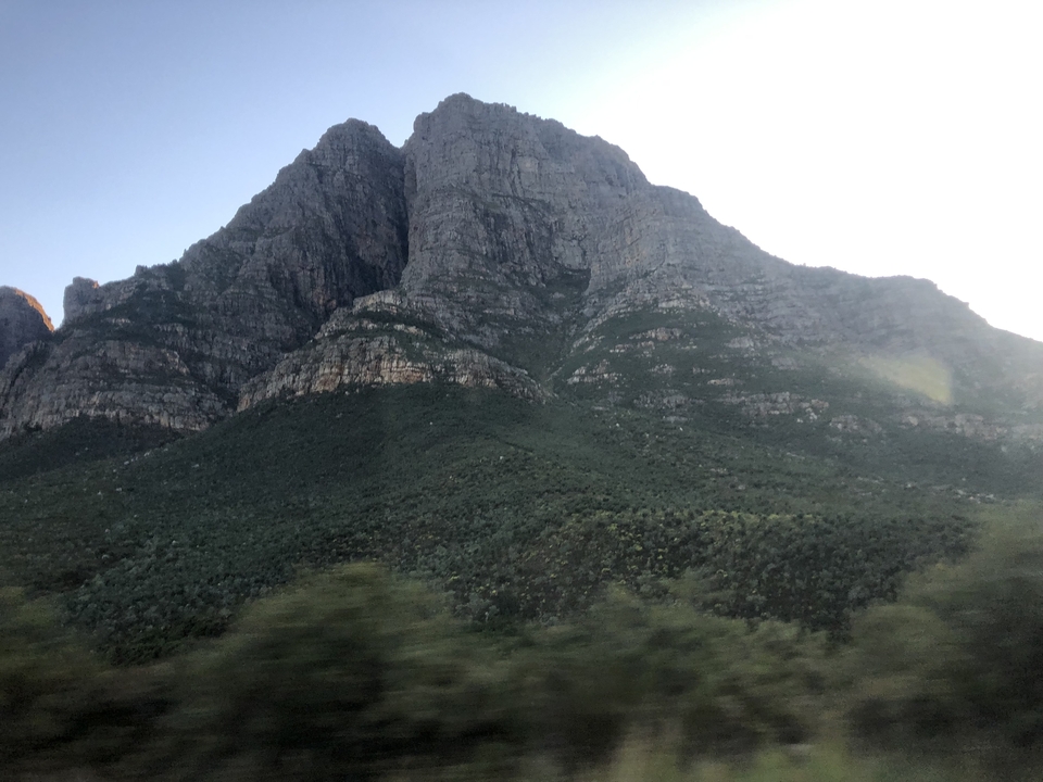 Un paysage de montagne avec un ciel bleu.